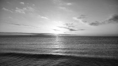 Yaz plajında deniz suyuyla güzel bir akşam manzarası..