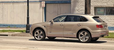 Miami Beach, Florida ABD - 15 Nisan 2021: Silver Bentley Bentayga v8 2015 SUv, arka görüş.
