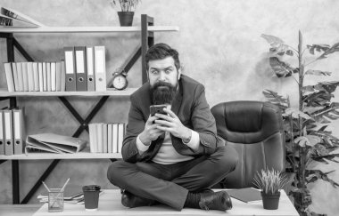 Aman Tanrım. Yönetmenin akıllı telefondan mesaj okumasına şaşırdım. Şok edici bir haber. - Sürpriz. Ofis işleri. Şaşırt ve şaşırt. Buna inanamıyorum..