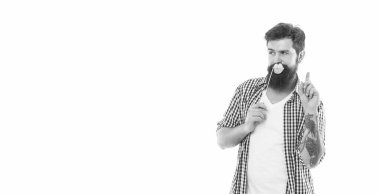 Utangaç, vahşi sakallı adam parti aksesuarlarını kopyalama alanı olan beyaz arka planda tutuyor..