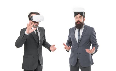 Çevik iş dünyasındaki modern teknoloji. Resmi takım elbiseli sakallı olgun adamlar. Dijital gelecek ve yenilik. Sanal gerçeklik. Ortaklık ve takım çalışması. İş adamları sanal gerçeklik gözlüğü takıyor. Modern teknolojiler.