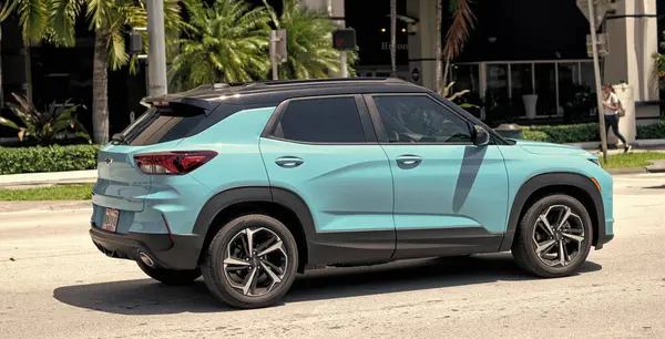 Miami Beach, Florida USA - 15 Nisan 2021: Blue Chevrolet öncü RS SUV aracı, köşe görüş.