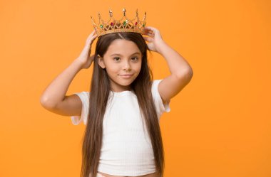 Narsistik kompleks. Eğleniyorum. Özgüven. Çocuk psikolojisi. Çünkü ben mükemmelim. Uluslararası Çocuk Günü. Üstün prenses. Oyuncu prenses. Öğrenci kız prenses altın taç. Kraliçe konsepti.