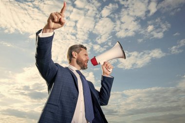 İş adamı arka planda hoparlörden bağırıyor. Dikkat!.