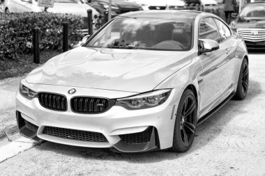 Miami Beach, Florida USA - 15 Nisan 2021: Sarı bmw m4, köşe manzaralı. Lüks spor araba..
