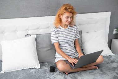 Evdeki gülümseyen kızın bilgisayarında görüntülü arama var. Kızın görüntülü aramayla iletişimi var. Video iletişimi. Dizüstü bilgisayarı olan bir kız..