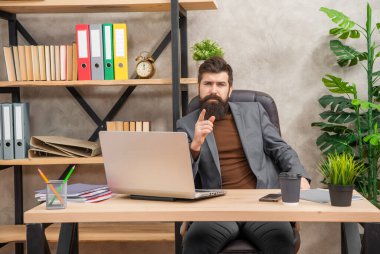 Ofiste bilgisayar ve mesleki mesleği olan düşünceli bir ağ yöneticisiyim..