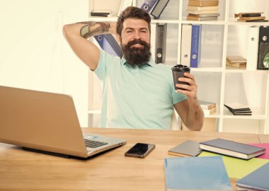 Mutlu müdür kahve molasında dinleniyor, dinleniyor..