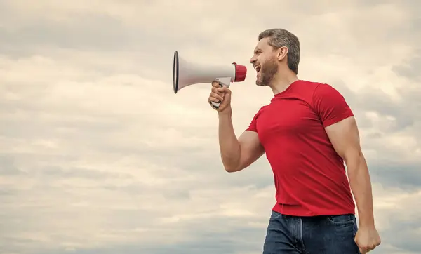 Man Red Shirt Shouting Loudspeaker Sky Background — Stock Photo, Image