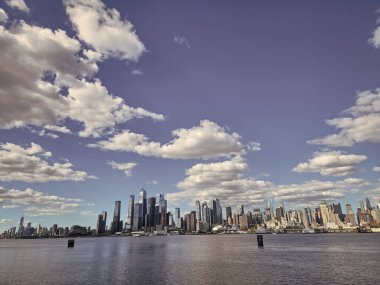 New York City, ABD - 06 Mayıs 2023: Manhattan Metropolis şehir merkezi New York 'un gökdelen şehri manzaralı.