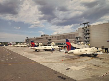 New York City, ABD - 12 Mayıs 2023: Laguarda Havaalanı Terminali 'ndeki Delta Havayolları uçağı.