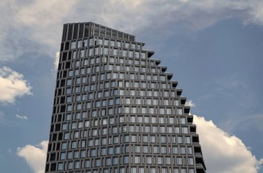 New York City, ABD - 12 Mayıs 2023: Olympia Dumbo İnşaat Kulesi.