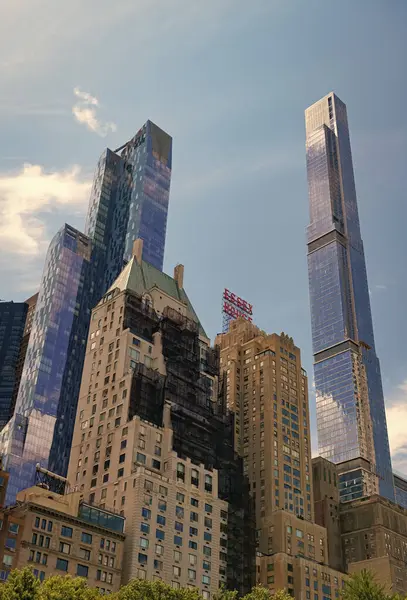 New York, ABD - 22 Temmuz 2023: Manhattan 'ın gökdelen mimarisini gören Central Park. Parkın eşsiz perspektifi.