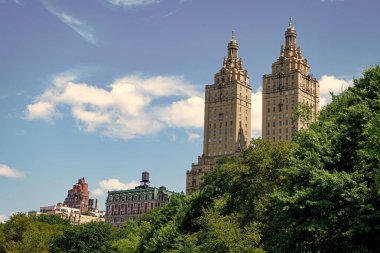 Park gökdelenle çevrili. Central Park ABD 'den Manhattan binaları. Central Park 'taki Manhattan binasının manzarası. Bolca simge. Central Park ve New York 'un Yukarı Doğu Yakası.