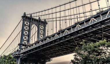 Manhattan 'daki tarihi köprünün mimarisi. Aşağı Manhattan 'ı Canal Caddesi' nden Brooklyn 'e bağlayan köprü. Şehir mimarisi. New York 'taki Manhattan Köprüsü. Çelik asma köprü.