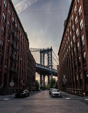 Aptal mahallesi. Aşağı Manhattan 'ı Canal Caddesi' nden Brooklyn 'e bağlayan köprü. New York şehir mimarisi. New York 'taki Manhattan Köprüsü. Manhattan 'daki tarihi köprünün mimarisi.