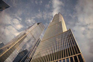 Perspektif şehir gökdeleni. Modern gökdelen binası. Metropolis 'teki mimari bina. Gökdelen perspektif görüntüsü. New York şehir mimarisi. Modern şehirlerin mimari harikaları.