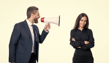 Hoparlörle tartışan iş adamları beyazları izole ediyor. İş adamları stüdyoda hoparlörle tartışıyor. İş adamları hoparlörle tartışıyor. İş adamlarının hoparlörle tartıştıkları fotoğraf.