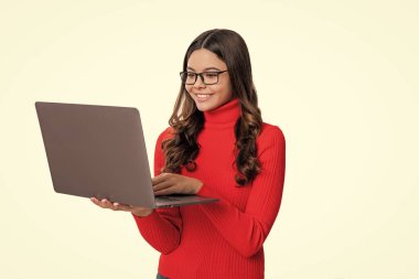 Liseli kızlar için online eğitim. Okula dönüyorum. Genç kızın internette dersi var. Evde eğitim ve uzaktan eğitim. Lise eğitimi. Online elearning ile çalışan bir kız. Eğitimsel Mükemmellik.