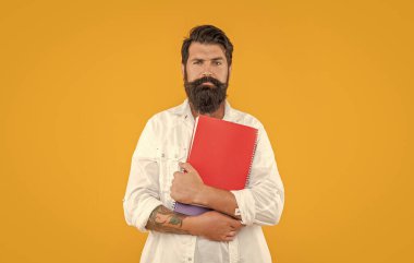 Arkaplanda planlayıcısı olan bin yıllık bir adam. Milenyum adamı ve planlayıcısının fotoğrafı. Milenyum adamı planlayıcısı sarı renkte izole edilmiş. Stüdyoda planlayıcısı olan bin yıllık bir adam..