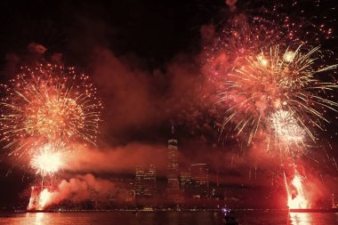New York Manhattan havai fişekleri. New York Havai fişekleri Manhattan üzerinde. New York 4 Temmuz Havai fişekleri. Flashing Fireworks ile New York City Skyline Manhattan. Bağımsızlık Günü