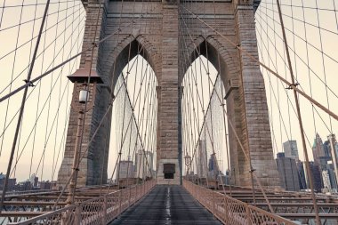 Brooklyn dönüm noktası. Amerika 'da Brooklyn Köprüsü. New York 'un Brooklyn Köprüsü. New York Köprüsü, Manhattan ve Brooklyn 'i birbirine bağlıyor. Manhattan 'a giden yol. New York şehrinin şehir mimarisi.