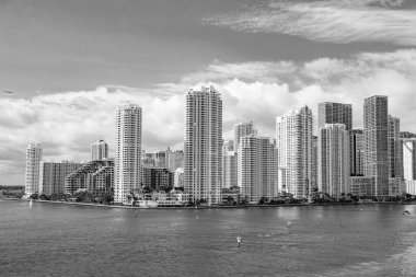 Gökdelenleri olan Miami Metropolis gökdelenleri. Miami Metropolis silueti. Florida 'daki Miami Metropolis silueti. Miami Metropolis ufuk çizgisi