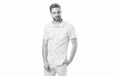 Tüylü adam. Tüylü adam beyazı soyutladı. Arka planda kıllı bir adam. Stüdyoda kıllı bir adam.