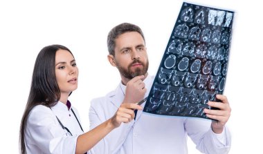 Doktor ve Radyolog MRI taramasında teşhisi tartıştılar. Doktor kaliteli sağlık hizmeti veriyor. Sağlık ve ilaç. Klinikte teşhis muayenesi yapan doktorla sağlık hizmetleri.
