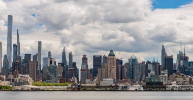 New York City, ABD - 05 Mayıs 2023: Manhattan şehri şehir merkezindeki manzaraya dönüşür..