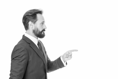 İşadamı patronu fotokopi alanını işaret ediyor. İşadamının patronu beyazdan izole edilmiş. Stüdyodaki işadamı. Arka planda işadamı patronu.