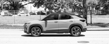Miami Beach, Florida ABD - 15 Nisan 2021: Blue Chevrolet Trailblazer RS SUV Crossover, yan görüş.