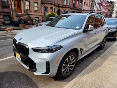New York City, ABD - 27 Şubat 2024: BMW X5 lüks modern araba, köşedeki manzara.