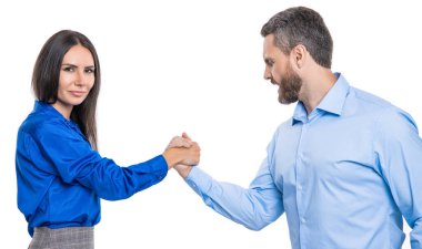 Ofiste karşılaşma. İş rakipleri bilek güreşi yapıyor. Liderlik için rekabet. İş rekabeti. Bilek güreşinde yarışan iki iş adamı beyaza izole edilmiş. Zorlu rekabet.