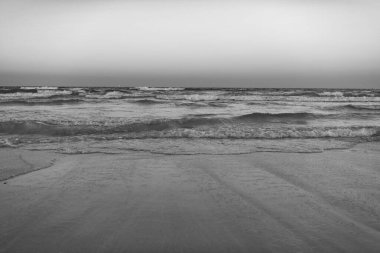 Bora bora. Denizle birlikte gün doğumu. Doğanın doğuşu deniz manzarası. Doğanın gündoğumu fotoğrafı. Sahilde gün doğumu.