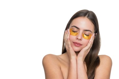 Sağlıklı cilt kozmetolojisi. Sorunlu cilt. Kadın göz bandı kullanıyor. Yüz maskesi. Kore güzellik kozmetik ürünleri. Vitamin kolajen bandı. Yamalı bir kadının güzellik kozmetolojisi. Doğal güzellik. Pankart.
