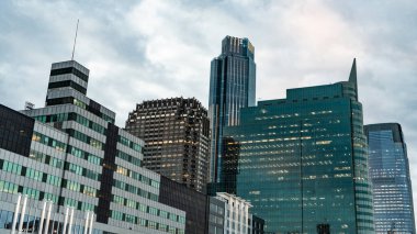 Metropolis City 'deki gökdelen. Şehir merkezinde gökdelenli. İş bölgesindeki ofis binası. Gökdelen mimarisi. Ön cepheli gökdelen. Modern bina. Metropolis mimarisi.