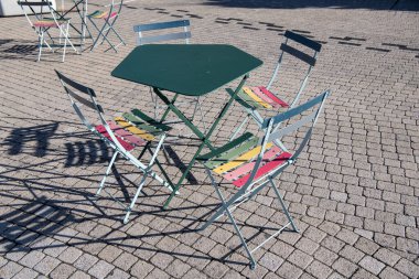 Boş kafe restoranı, masası ve terasta sandalyeleri var..