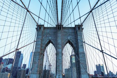 New York Köprüsü, Manhattan ve Brooklyn 'i birbirine bağlıyor. New York 'un Brooklyn Köprüsü. Amerikan mimarisi tarihi eser. Brooklyn 'deki tarihi köprünün mimarisi. Brooklyn ilçesi.