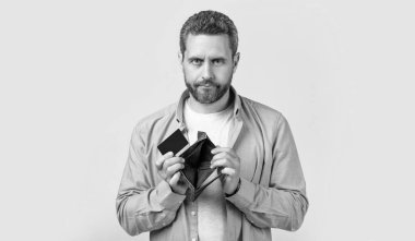 Ödeme kartını ve cüzdanını stüdyoda tutan omuz silken adam. Ödeme kartı ve cüzdanı olan bir adam. Ödeme kartlı bir adamın fotoğrafı. Ödeme kartı ve cüzdanı olan bir adam stüdyo geçmişinde izole edilmiş..