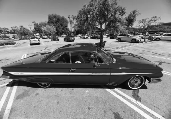 Los Angeles, Kaliforniya ABD - 28 Mart 2021: Kırmızı Chevrolet Impala Retro Car.