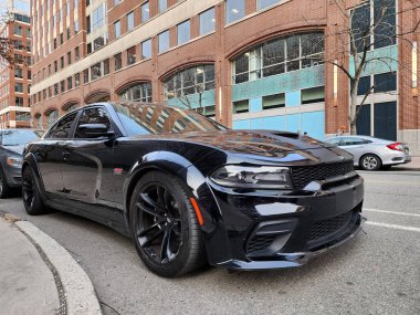 New York, ABD - Mart 2024 Dodge Charger SRT Helkat otomotiv markalı araba caddede, köşe manzaralı.
