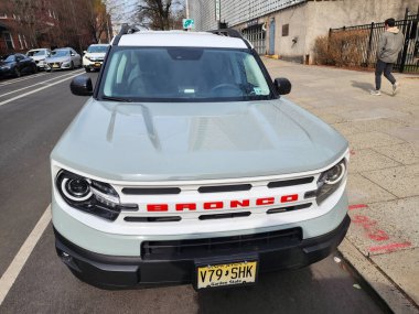 New York City, ABD - 27 Şubat 2024: 2023 Ford Bronco Spor Mirası Modern araba açık hava, ön manzara.