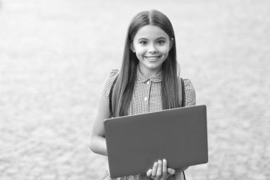 İnternette kız öğrenci stili. İnternette kız öğrenci stili. Bilgisayarlı liseli kız stili. Liseli kız stili online açık hava.