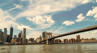 New York 'taki Brooklyn Köprüsü. Brooklyn 'de panoramik manzara. Brooklyn 'deki tarihi köprünün mimarisi. şehir köprüsü mimarisi. Manhattan 'daki Brooklyn Köprüsü' nün manzarası. Hudson Nehri.