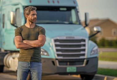 Kamyonetin yanındaki adam. Kamyonun yanında bir kamyon şoförü var. Kamyonetin yanında bir adam var. Yarı araç. Kamyon sahibi. Kamyonetin önünde poz veren İspanyol bir adam. Yarı araç. Boşluğu kopyala.