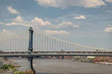 New York 'taki Manhattan Köprüsü. Manhattan 'daki tarihi köprünün mimarisi. Aşağı Manhattan 'ı Brooklyn' e bağlayan köprü. Şehir mimarisi. seyahat hedefi.