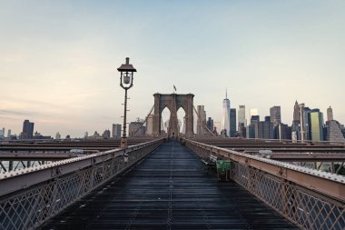 Manhattan 'a giden yol. New York 'un şehir mimarisi. Brooklyn dönüm noktası. Amerika 'da Brooklyn Köprüsü. New York 'un Brooklyn Köprüsü. Manhattan ve Brooklyn 'i birbirine bağlayan köprü. NYC 'nin manzarası.