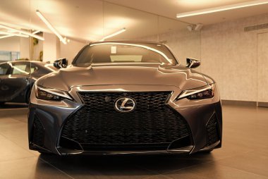 New York City, ABD - 23 Temmuz 2021 Lexus 350 F spor gri renkli araba, ön görüş.