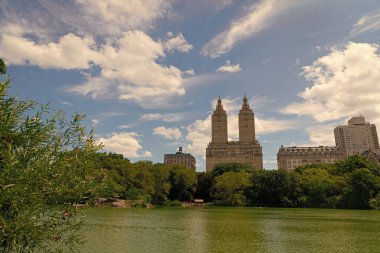 New York ve Manhattan. New York 'un Central Park' ı. Şehir parkındaki Jacqueline Kennedy Onassis Reservoir 'ın güzel manzarası. Central Park 'tan Manhattan' ın manzarası. New York 'ta temiz hava..